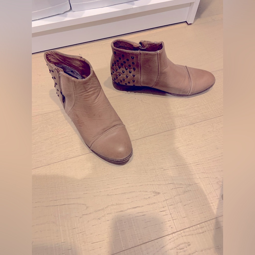 Booties with studs 7.5
